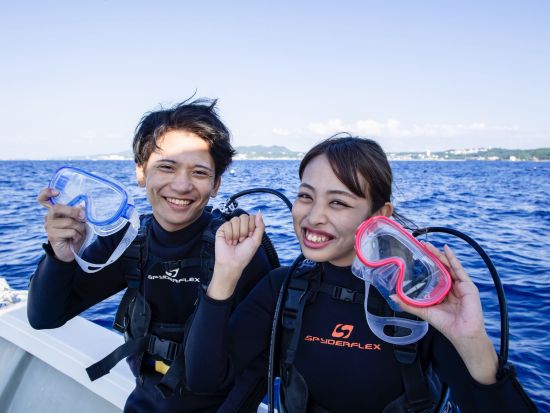青の洞窟 体験ダイビング　2名に対しガイド1名の充実サポート！写真データプレゼント♪お魚エサあげ体験付＜ボート／ガイド貸切／恩納村ショップ集合＞