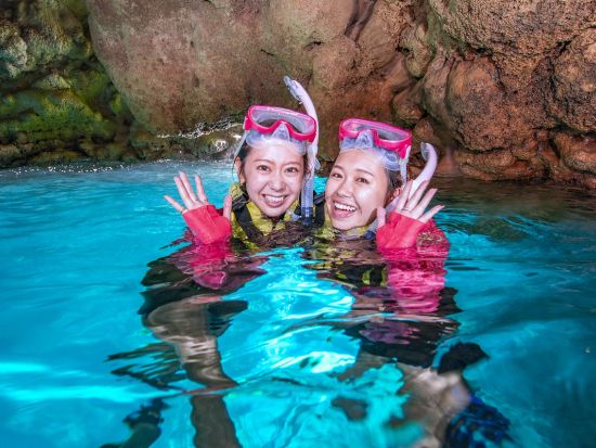 青の洞窟 シュノーケリング　エサあげ体験付！ツアー中撮影したお写真データプレゼント＜ボートエントリー／恩納村ショップ集合＞