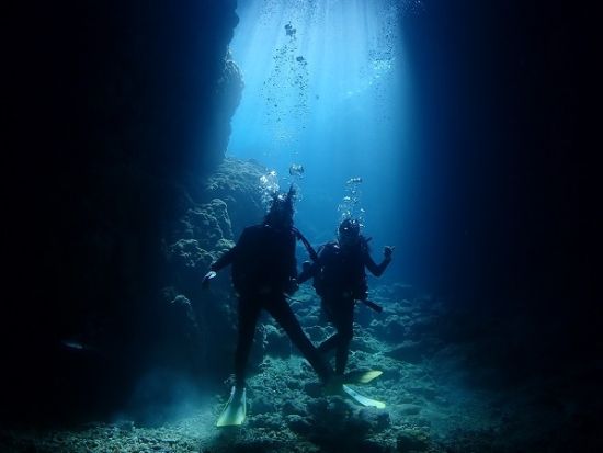 青の洞窟体験ダイビング 神秘的な大人気スポットを探検 サンゴ&熱帯魚ポイントに行けるプランもあり◎＜ボート／半日／グリーンフィンズ認定店／恩納村発＞
