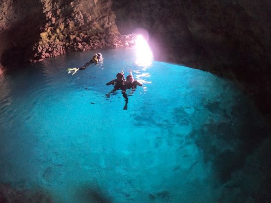 青の洞窟シュノーケリング 3～75歳大歓迎！サンゴ&熱帯魚ポイントに行けるプランもあり◎＜ボート／ショップ設備利用可／グリーンフィンズ認定店／恩納村発＞