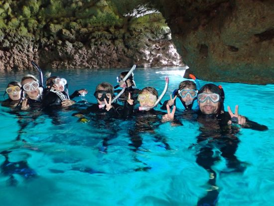 青の洞窟シュノーケリング 3～75歳大歓迎！サンゴ&熱帯魚ポイントに行けるプランもあり◎＜ボート／ショップ設備利用可／グリーンフィンズ認定店／恩納村発＞