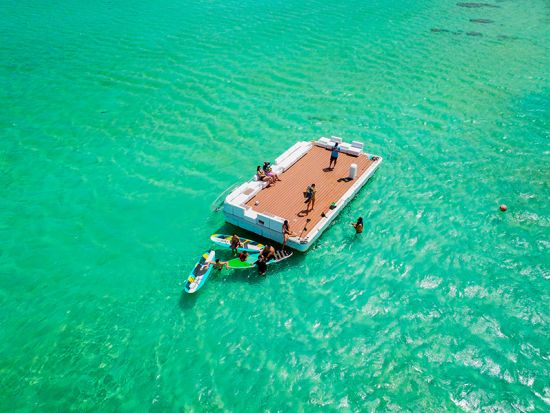 サンドバー　シュノーケリング貸切クルーズ　アクションクラブ号　大人数のグループ向け！大型カタマラン船をチャーター＜100～120名／午前・午後／日本語クルー＞