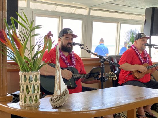 サンドバー シュノーケリングクルーズ　バナナボートなど選べるプラン　海に浮かぶラウンジ&船上ライブミュージック　アルコール購入可 ＜午前・午後／日本語クルー＞