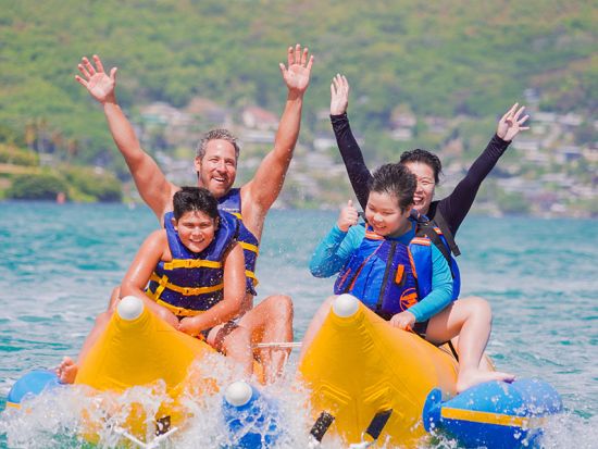 サンドバー シュノーケリングクルーズ　バナナボートなど選べるプラン　海に浮かぶラウンジ&船上ライブミュージック＜15名～120名／午前・午後／日本語クルー＞