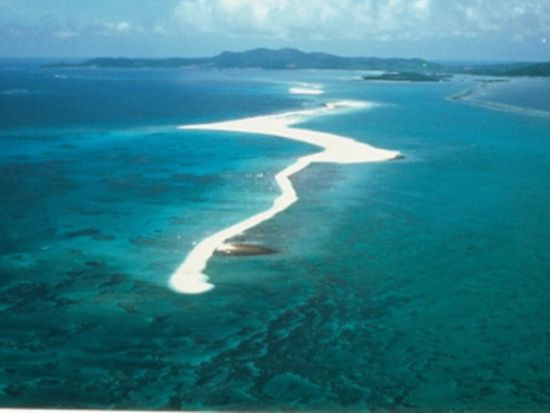 【はての浜】上陸+グラスボート遊覧ツアー　クルーズ気分で無人島を目指して、いざ上陸！＜11～6月催行／久米島＞