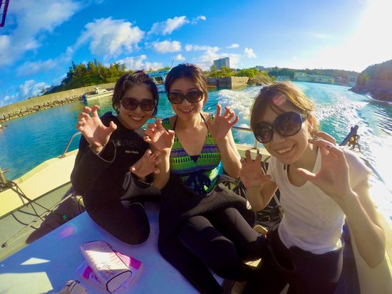 女性3名 ボート_Rev