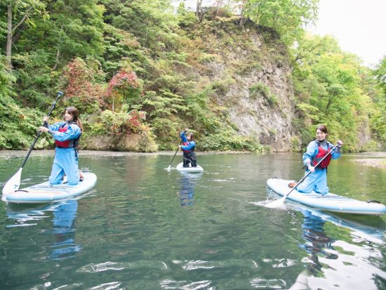 定山渓 豊平川SUPツアー のんびり水上散歩♪ボードに立ったり座ったりしながら景色を満喫！＜5～11月／6歳以上参加可／送迎あり／札幌市定山渓＞