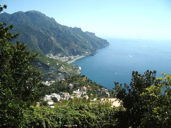 Amalfi_coast_from_Ravello_photo_stop