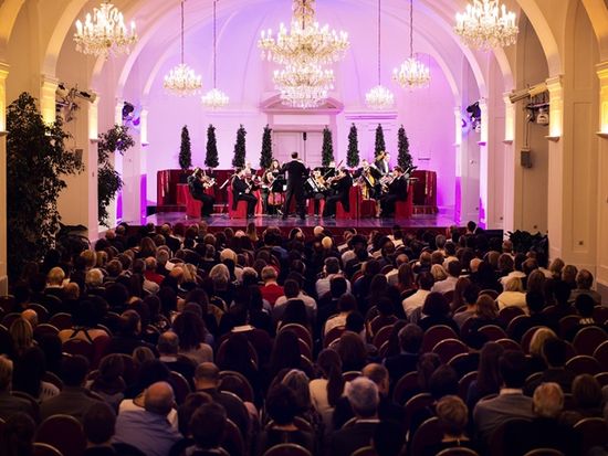 Ora Orchester hinten