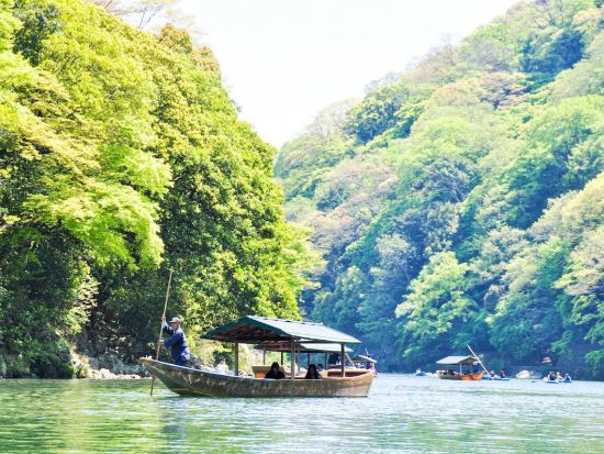 京都・嵐山 貸切屋形船 水面から季節を楽しむ優雅な舟遊び＜飲食物持込OK／1時間貸切＞by 嵐山通船