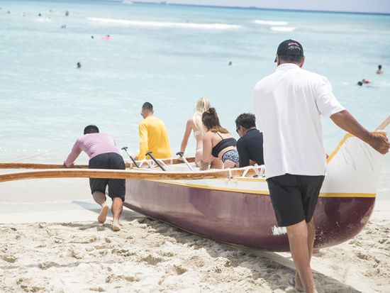 アウトリガーカヌー・サーフィン 　ハワイ伝統のカヌーでワイキキの景色を眺めながら波乗り体験！＜0.5～1時間／ロイヤルハワイアンホテル＞