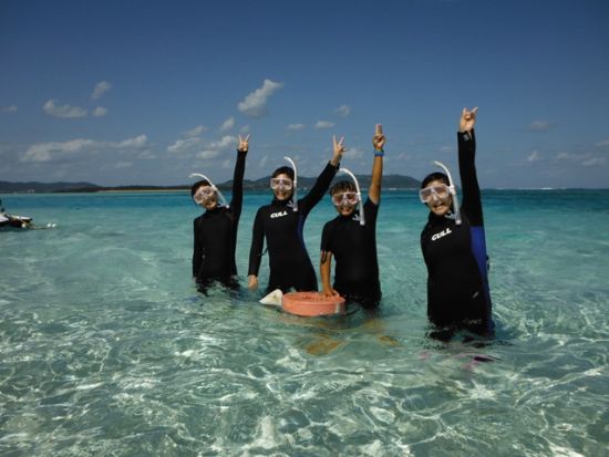 【はての浜】シュノーケリングツアー　グラスボートに乗って砂浜でできた無人島「はての浜」へ！＜11～6月催行／久米島＞