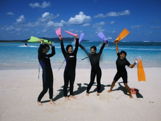 【はての浜】シュノーケリングツアー　グラスボートに乗って砂浜でできた無人島「はての浜」へ！＜11～6月催行／久米島＞