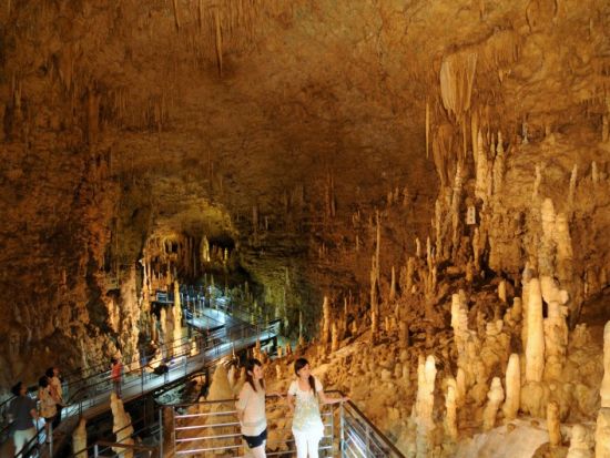 パワースポット巡り 世界遺産群「斎場御嶽(せーふぁうたき)」とガンガラーの谷1日ツアー＜ガイド／那覇市ホテル送迎あり／おきなわワールド入場券＋ランチ付＞