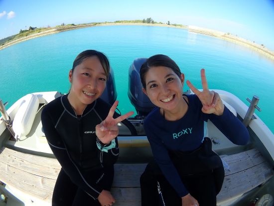 青の洞窟シュノーケリング 3～75歳大歓迎！サンゴ&熱帯魚ポイントに行けるプランもあり◎＜ボート／ショップ設備利用可／グリーンフィンズ認定店／恩納村発＞