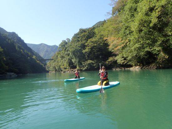奥多摩 白丸湖SUP（スタンドアップパドル） 室内更衣室＆冷房完備 ＜4～11月／午前・午後／BBQ付プランあり／青梅市＞by クルーソー