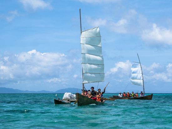 沖縄の伝統船サバニツアー シュノーケリングセットプランあり！＜半日／写真無料／石垣島＞