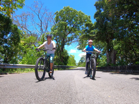 電動アシスト付きマウンテンバイクツアー　ワイキキやダイヤモンドヘッドなどのパノラマを見渡せる約1.6Kmのコースを爽快サイクリング ＜英語ガイド＞