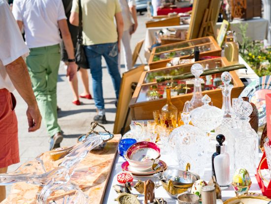 ガイド貸切観光　人気ガイド ソレーヌさんがご案内！パリジェンヌと行く穴場スポット巡り　蚤の市・マルシェ・ショッピングにもおすすめ＜4または8時間／日本語ガイド＞