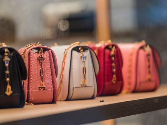 Paris_store_pixta_36774703_M