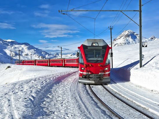 Italy_Switzerland_Bernina-Express_shutterstock_241877374