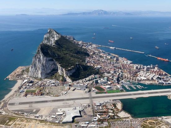 ジブラルタル観光　サンミゲルの洞窟入場！＜英語ガイド／セビリア発＞