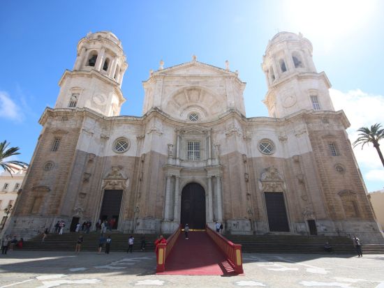 ヘレス＆カディス 日帰り観光ツアー　アンダルシア馬術見学＆ワインセラー訪問＆スペイン最古の町カディス散策 ＜ワイン試飲付き／英語ガイド＞