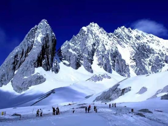 【貸切チャーター】麗江1日観光ツアー 少数民族ナシ族の聖地・世界遺産「玉龍雪山」標高4,506ｍ氷河公園＋藍月谷＋麗江旧市街＋束河古鎮＜麗江発／昼食付／日本語＞