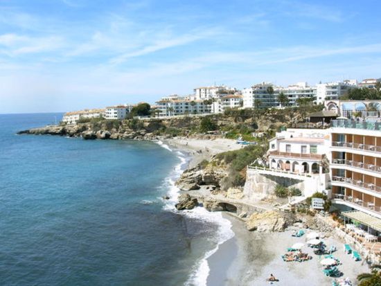 アンダルシアの白い村 サロブレーニャ＆アルムニェーカル＆ネルハ洞窟　1日観光ツアー ＜ランチ付き／グラナダ発着＞ 