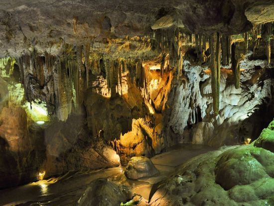 アンダルシアの白い村 サロブレーニャ＆アルムニェーカル＆ネルハ洞窟　1日観光ツアー ＜ランチ付き／グラナダ発着＞ 