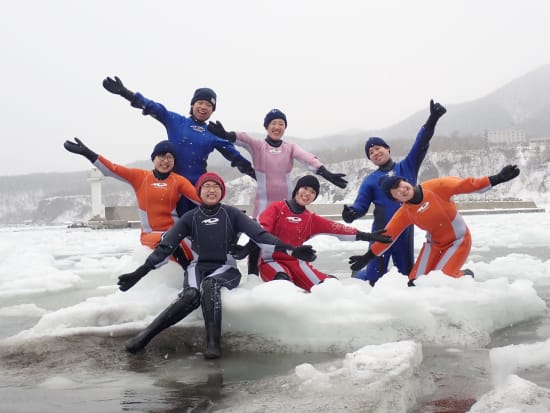 知床流氷ウォーク　ドライスーツで流氷にドボン！世界遺産知床半島に冬限定で訪れる流氷の上を散策＜午前・夕方／2～3月／斜里町ウトロ地区送迎可＞by ピッキオ