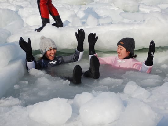 知床流氷ウォーク　ドライスーツで流氷にドボン！世界遺産知床半島に冬限定で訪れる流氷の上を散策＜午前・夕方／2～3月／斜里町ウトロ地区送迎可＞by ピッキオ