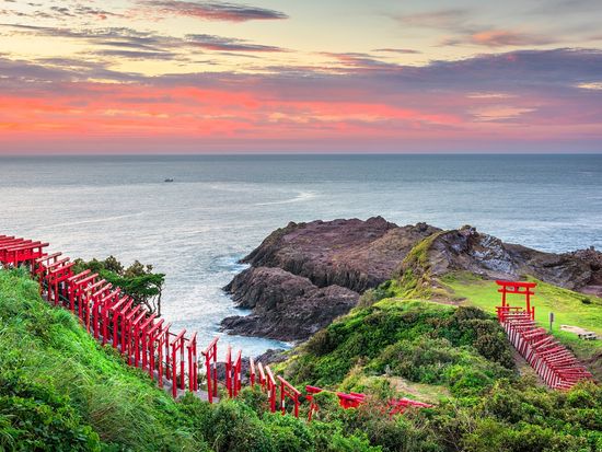 Japan_Yamaguchi_Motonosumi Inari Shrine_shutterstock_1025541316