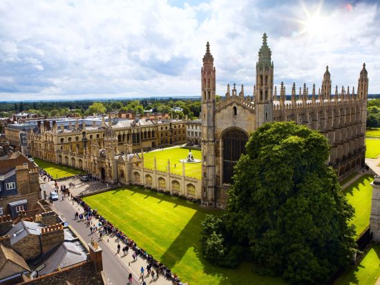 オックスフォード＆ケンブリッジ 日帰りツアー　英国の2大名門大学都市を訪問＆『ハリー・ポッター』ロケ地 クライストチャーチ・カレッジ入場＜英語ガイド＞