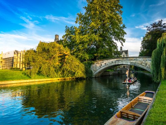 オックスフォード＆ケンブリッジ 日帰りツアー　英国の2大名門大学都市を訪問＆『ハリー・ポッター』ロケ地 クライストチャーチ・カレッジ入場＜英語ガイド＞