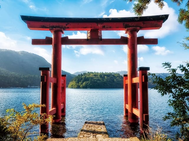 東京発日帰りバスツアー 箱根九頭龍神社の「月次祭」へ 箱根神社自由参拝＋かまぼこの里立ち寄り＜2024年2025年毎月13日催行／新宿駅発着＞ |  東京の観光&遊び・体験・レジャー専門予約サイト VELTRA(ベルトラ)