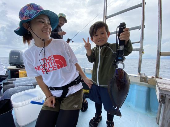 フィッシングツアー　手ぶら参加OKエサ付けもスタッフにおまかせ！初心者専門の船釣り大物体験釣り＜半日or1日／石垣島発＞