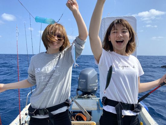 フィッシングツアー　手ぶら参加OKエサ付けもスタッフにおまかせ！初心者専門の船釣り大物体験釣り＜半日or1日／石垣島発＞