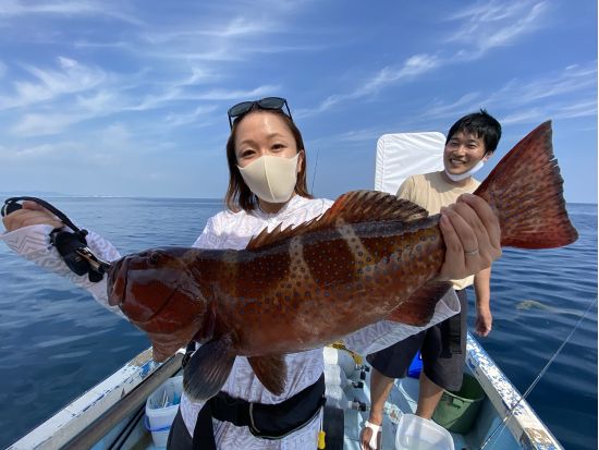 フィッシングツアー　手ぶら参加OKエサ付けもスタッフにおまかせ！初心者専門の船釣り大物体験釣り＜半日or1日／石垣島発＞