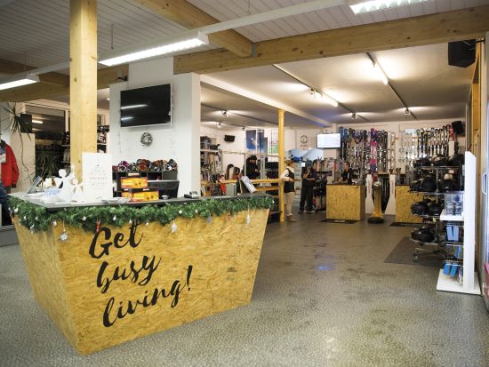 スキー＆スノボー用具セット　レンタル事前予約 ＜12～4月／インターラーケンまたはグリンデルワルト店舗にて受取＞