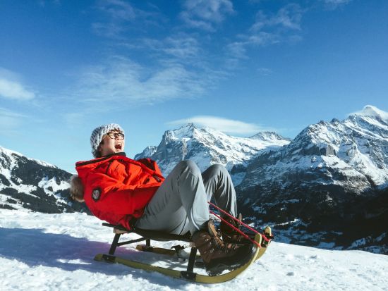 スノーシュー＆そり滑り体験ツアー　チーズフォンデュランチ付き ＜12～3月／英語ガイド／インターラーケン発＞