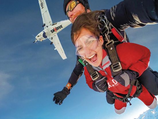 タンデム・スカイダイビング　アルプス山脈を上空から眺望！＜高度4,000m／英語インストラクター／インターラーケン発＞