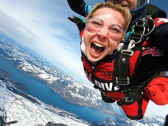 タンデム・スカイダイビング　アルプス山脈を上空から眺望！＜高度4,000m／英語インストラクター／インターラーケン発＞