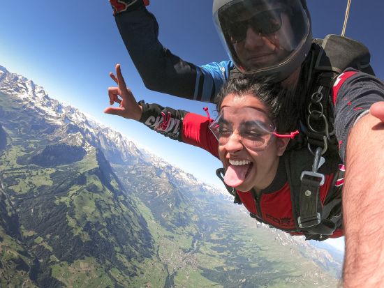 タンデム・スカイダイビング　アルプス山脈を上空から眺望！＜高度4,000m／英語インストラクター／インターラーケン発＞