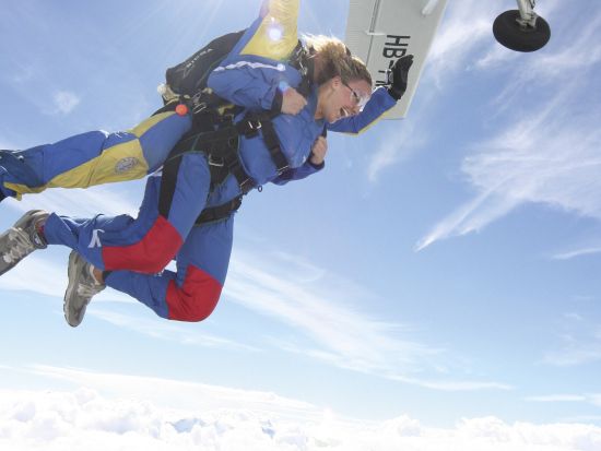 タンデム・スカイダイビング　アルプス山脈を上空から眺望！＜高度4,000m／英語インストラクター／インターラーケン発＞