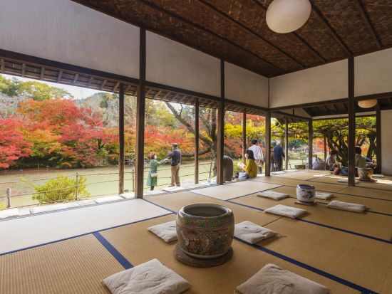 福岡市内発着貸切観光タクシー　 佐賀・武雄の名所を巡る！祐徳稲荷神社に御船山楽園、武雄温泉楼門での自由散策も！＜7時間／～4名／福岡市内発＞