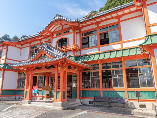 福岡市内発着貸切観光タクシー　 佐賀・武雄の名所を巡る！祐徳稲荷神社に御船山楽園、武雄温泉楼門での自由散策も！＜7時間／～4名／福岡市内発＞