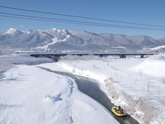 【プライベートプラン】ボート川下り体験 冬富良野の幻想的な風景を満喫　霧氷、｢霜の花｣フロストフラワーに出会えるかも！＜午前／12～3月／送迎付き／富良野市＞