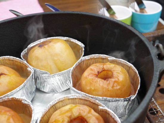 【1日1組限定】 雪原の中のテント内でダッチオーブンを使った焼きリンゴ作り体験＆森の中で雪遊び体験＜半日/12～3月／富良野エリア送迎付き／富良野市＞