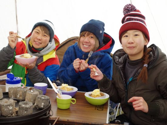 【1日1組限定】 雪原の中のテント内でダッチオーブンを使った焼きリンゴ作り体験＆森の中で雪遊び体験＜半日/12～3月／富良野エリア送迎付き／富良野市＞